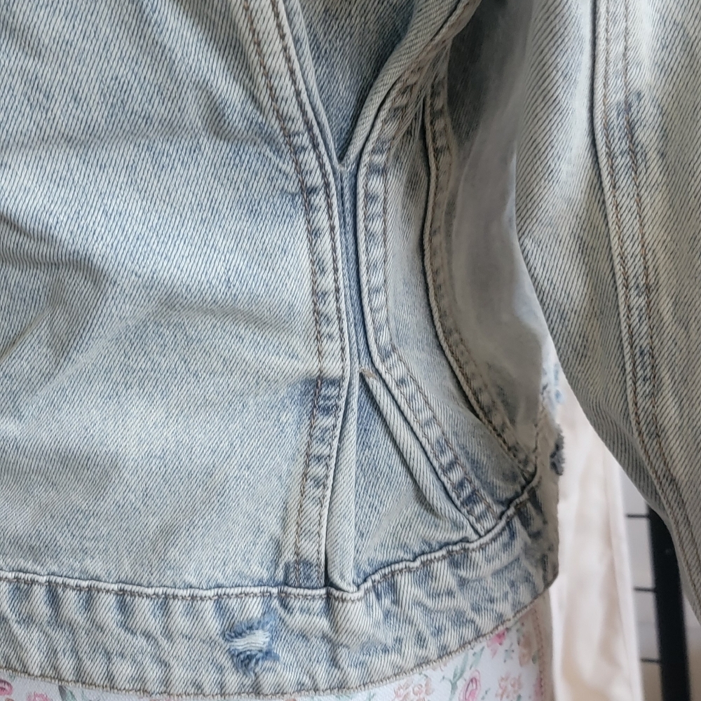 Blank NYC Light Wash Denim with Gold Stitching Size Small - Picture 9 of 13